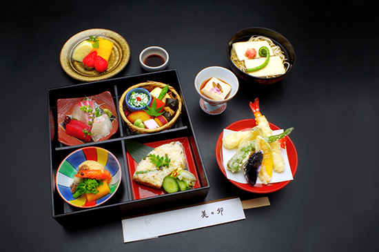Shokado Bento (lunch box with many small dishes)